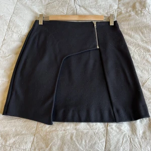 &other Stories kjol - Kjol från & Other Stories i mjukt, kraftigt typ bomullstyg. A-linjeformmad kjol med resår i midjan. Dekorativ omlott med dragkedja framtill. Längd ca halva låret. Använd, men i mycket bra skick.strl 36