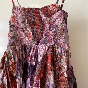 Blommig klänning - Köp bet frakt