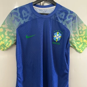 Brazil t-shirt - Hej säljer min brazilt-shirt Qatar world cup