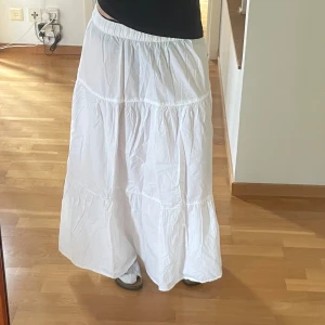 Vit långkjol  - Jättefin långkjol med volang🙌🏽