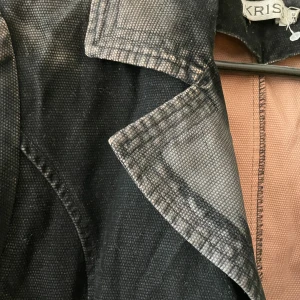 Svart rockig kavaj.  - Svart med ljusare partier som ser ut som den är lite sliten Köp bet frakt