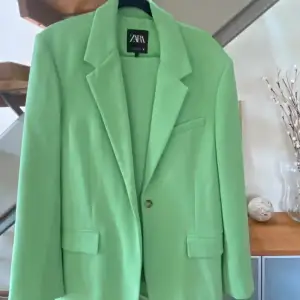 Grönt kostym-set från Zara. Kavaj strl. S och byxa strl. M. 