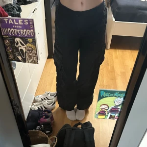 lågmidjade cargobyxor  - fina byxor utan bakfickor. lågmidjade   aldrig använda, nyskick. storlek xs