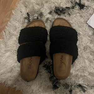 Tofflor  - Söta tofflor, använda fåtal  ggr 💛kommer ej till användning då jag har andra 