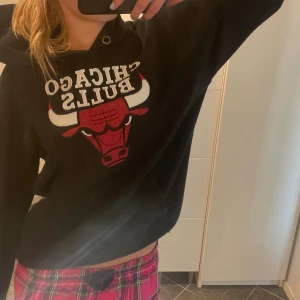 svart hoodie - chicago bulls hoodie med ett hål längst ner på hoodien men inget man tänker på💗