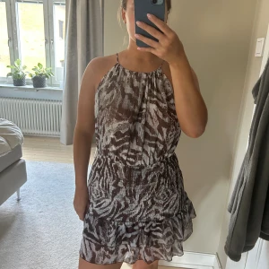 Zara klänning - Populär zara klänning med zebramönster. Använd en gång. 🩵