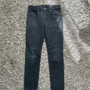 A.P.C slim jeans  - Riktigt snygga A.P.C jeans i dunder skick🤩 väldigt sköna, strl 30 (passar 31-32) Modell är ca 185, 70 kg🔝 Nypris: Ca 2300🔴 Mitt pris: 499🟢 Hör av vid några funderingar mvh EBRESELL☝🏼