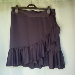 Kjol - Fin kjol av 100% polyester 