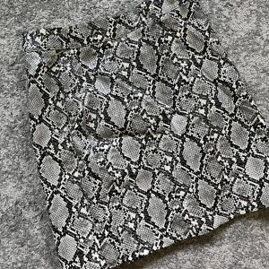 Djurmönstrad kjol - Kjol i snakeprint från Linn Ahlborgs kollektion med nakd i storlek 34💕💕Säljer pga att den är för liten för mig