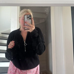 Stickad tröja  - Svart stickad tröja från NA-KD  Väldigt mysigt material, knappt använd 