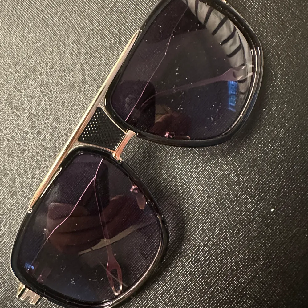 Solglasögon 🕶️ med guldram & svart detalj & grå/svart lins. Riktigt snygga 🤩. Övrigt.