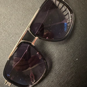 Solglasögon - Solglasögon 🕶️ med guldram & svart detalj & grå/svart lins. Riktigt snygga 🤩