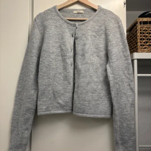 Stickad kofta - Snygg grå stickad kofta, knappt använd.