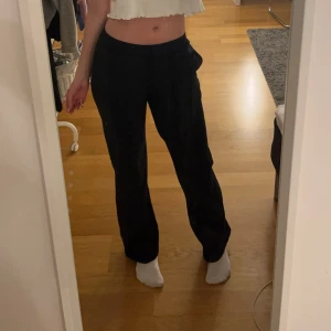 Lågmidjade mukisbyxor  - Säljer dessa lågmidjade mjukisbyxor i storlek XS, använd ett få tal gånger och i ett bra skick😊