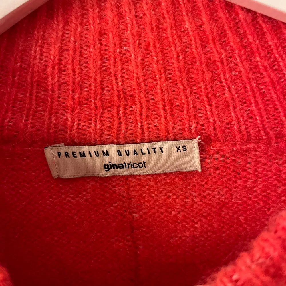 Röd stickad tröja från Gina tricot, släppt i sömen vid kragen men går att lösa med några stygn! Därav priset!. Stickat.