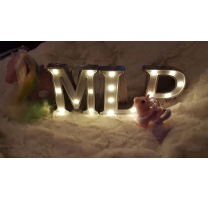 M.L.P. I lampor till My Littel Pony ledGår på 2st AAA batterier pär bokstav Skick nyaBaterier och ponysarna medföljer EJ - M.L.P. I lampor till My Littel Pony led  Går på 2st AAA batterier pär  bokstav   Priser är för alla 3st  Skick nya  Baterier och ponysarna medföljer EJ
