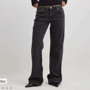 Lågmidjade raka jeans - Endast använda 1 gång så jättebra skick! Nypris är 699kr💕