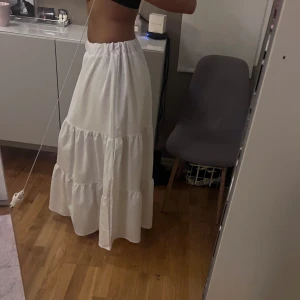 Kjol - Lång maxi kjol perfekt till sommaren, aldrig använd 