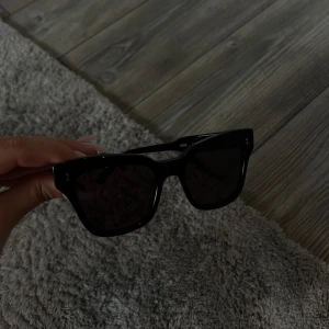 Chimi 005 - Chimi, aldrig använda. Cateye look. Lådan är lite skadad, men inga repor eller skada på solglasögonen! Allt på bild ingår.