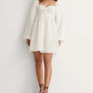 Studentklänning - Säljer denna otroliga student/sommarklänningen från NA-KD i storlek 40 (passar även 38). 🌸Använd 1 gång på studentmottagningen enbart och är i superbra skick, inga fläckar.🌟 Skriv för mer info!☺️