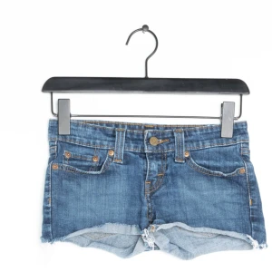 Jeans shorts levis  - Säljer dessa ja köpte på Zalando då de va för små på mig 