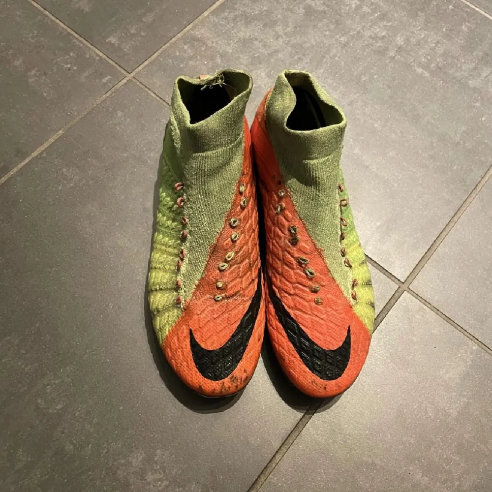 Säljer ett par Nike hypervenom 3 som är en riktigt unik fotbollssko som inte säljs längre och finns bara ett fåtal kvar✅ Con- 6/10✅ Säljs pga är för små🤝 . Skor.