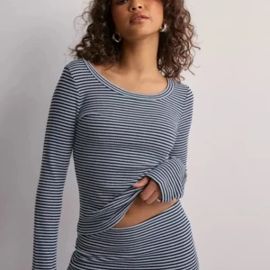 Mörkblå/vit randig topp - Storlek: xxs Aldrig använd, prislappen är kvar  Säljer pga för liten, köpte för 299kr