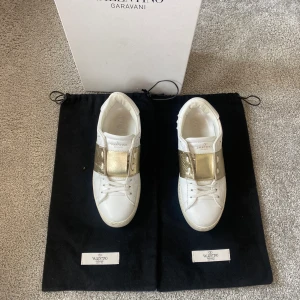 Valentino Open - Tjena, säljer dessa Valentino Skor i modellen Open. Dom är i riktigt bra skick. Endast skorna medkommer. För fler bilder/frågor är det bara att höra av dig