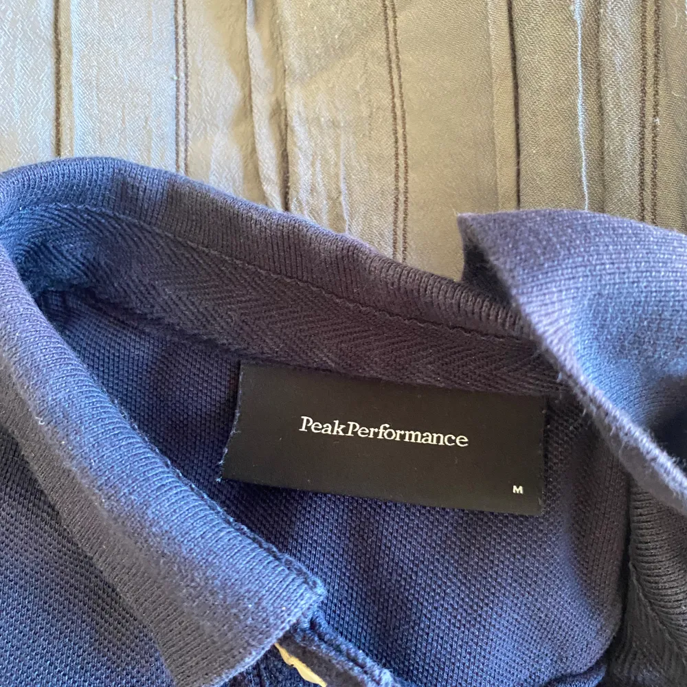 Mörkblå Peak Performance piké. Endast använd 2-3 gånger och den är nytvättad. Säljer då jag inte använder den längre. Skicka ett meddelande vid frågor eller intresse! . T-shirts.
