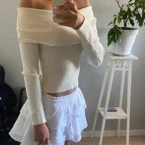 Super fin beige off shoulder tröja. Helt nytt skick. Andvänd endast fåtal gånger. Och priset går såklart alltid att diskuteras💗💗💗