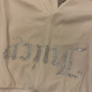 Vita juicy couture byxor i storlek xxs - storlek xxs. använda ett få tal gånger. köpta detta året