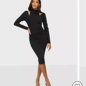 Oanvänd Nelly klänning  - Klänning från Nelly med prislappar kvar, inköpt för 499. Strassdetaljer på axlarna 🎀 Strl S Köparen står för frakten men finns även att hämta i Halmstad/Laholm 🌟