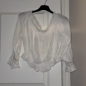 Vit sommarblus  - Vit lite kortare sommarblus i storlek L. Aldrig använd så väldigt bra skick! 