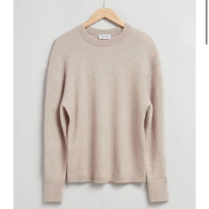 Stickad tröja - Beige stickad tröja från & other stories🥰 Storlek XS, men är stor i storleken så passar även S och M. Använd 2 elr 3 ggr, säljer då den inte används. Nypris: 790 kr Vid frågor/om du vill ha fler bilder är det bara att skriva till mig!💕