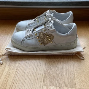 Valentino skor - Säljer min systers valentino skor, saknar två nitar och är använda. Förväntar mig ett bra pris!  dustbag och lapp medföljer 💛