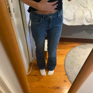 Säljer dessa mörkblåa jeans från Gina Young, säljer de för får inte användning av dom längre💕 de har justerbar midja