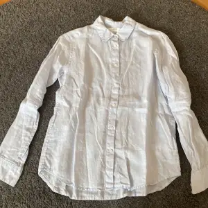 Säljer denna linneskjorta från Uniqlo. Den är i bra skick och använts någon gång. Köpte den för ca 600 men säljer för 100.