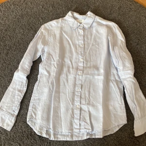 Linneskjorta Uniqlo - Säljer denna linneskjorta från Uniqlo. Den är i bra skick och använts någon gång. Köpte den för ca 600 men säljer för 100.