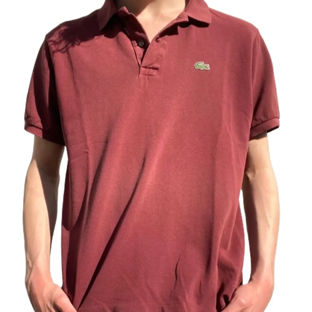 Säljer denna röda Lacoste pikétröjan. Nypris 1100kr Lätt blekt på kragen och magområdet. Modellängd 180 CM. T-shirts.