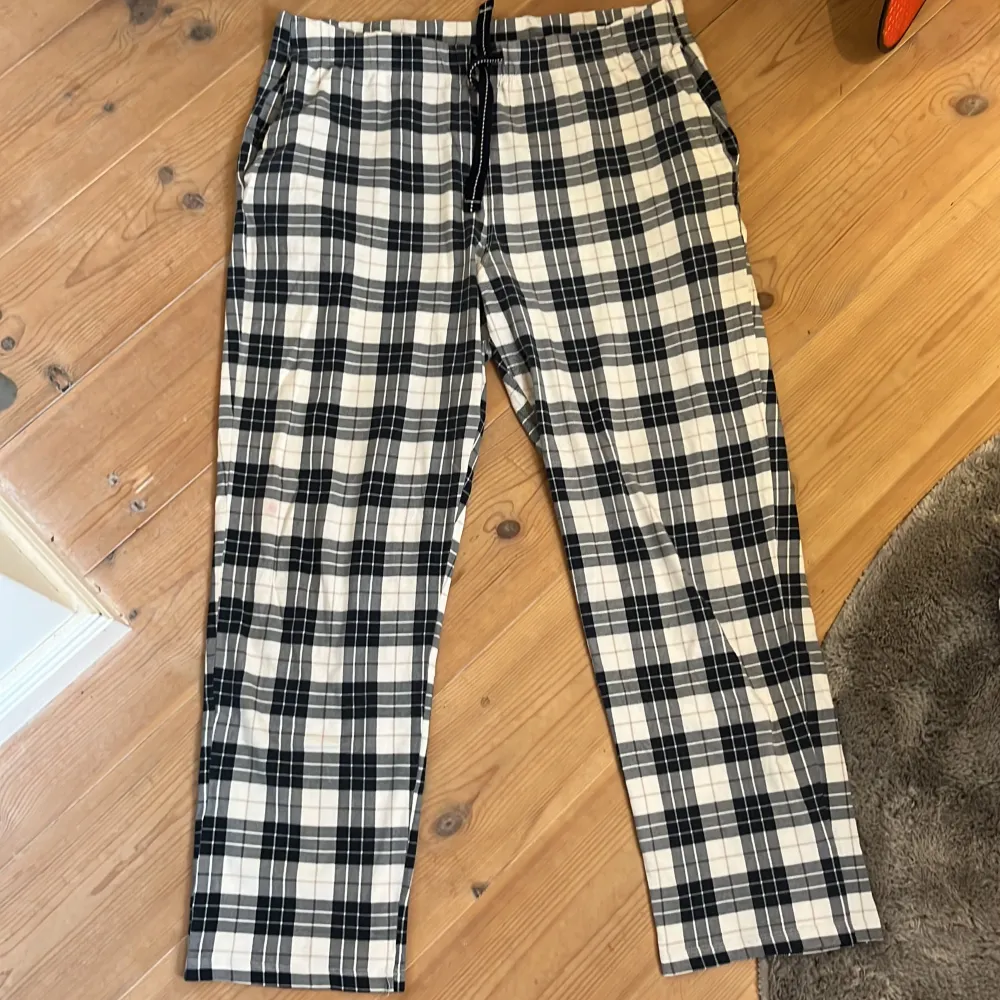 Ett par jättesköna pyjamas byxor ifrån Kappahl i strl M 🌸Säljer eftersom de är lite för korta för mig 💕 De har ett par små märken men inget som lägga märke till!☀️. Jeans & Byxor.