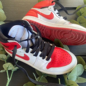 Nike/Jordan - Röd svarta jordans andvända 5-6 gånger bara skriv om du är intresserad 