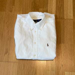 Ralph Lauren skjorta perfekt till sommarn och i perfekt skick. Storlek M slimfit, nypris 1600 mitt pris 499, pris kan diskuteras!