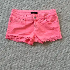 Ett par rosa jeans shorts midjemåttet är 38❤️❤️