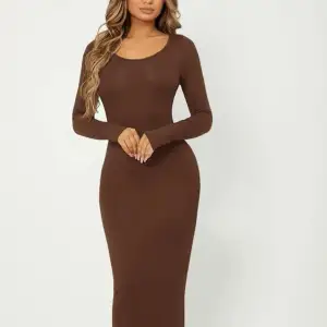 En lång brun skims dupe klänning i storlek S. Använt den bara en gång.