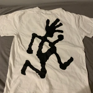 Gramicci T-shirt - Fet Gramicci T shirt köpt på junkyard för 400kr. Den sitter ganska boxy och den är Loose / Regular fit Den passar enkelt M också säljer för jag inte använder den längre