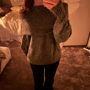 H&M off shoulder stickad - Säljer denna super snygga off shoulder tröjan i färgen grå, i storleken S då den inte kommer till användning, priset går att diskuteras tröjan är i ny skick knappt använd