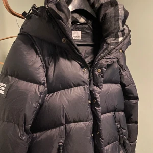 Burberry jacka - Går att göra till väst, skick 10/10 Pris går att diskuteras vid snabb affär. Inget kvitto där av priset.