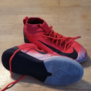 Nike inomhusskor fotboll - Inomhusskor i mkt bra skick. Storlek 36. 