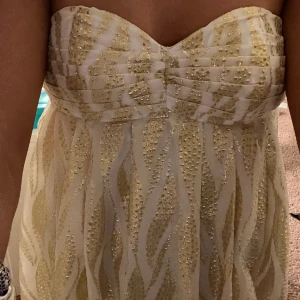 Fest klänning  - Så snygg fest klänning från Hm. Perfekt nu till nyår. Så snygga gulddetaljer som glittrar.