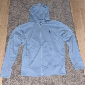 Ralph lauren hoodie - Ralph lauren hoodie som jag endast testat. Släng iväg ett meddelande vid minsta fundering. Priset kan diskuteras vid snabb affär.